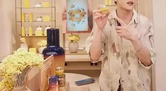 是中产最爱如今靠县城贵妇“续命”OG真人450亿美妆巨头退市曾(图6)