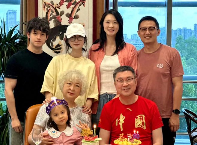 亲满头白发小年糕黑因为没擦防晒霜！OG真人游戏母亲节惠若琪晒全家福母(图3)