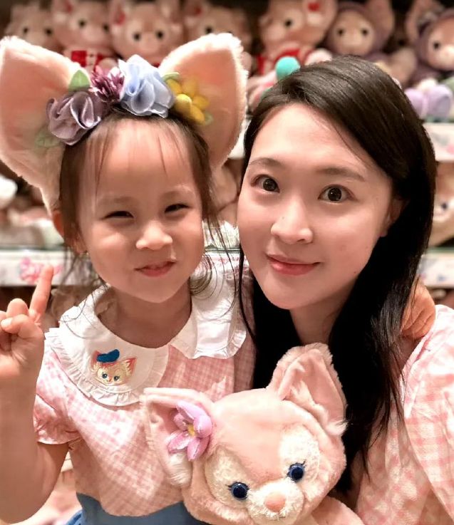 亲满头白发小年糕黑因为没擦防晒霜！OG真人游戏母亲节惠若琪晒全家福母(图4)