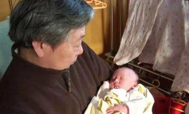 孙子56岁大妈怒生二胎结局心酸OG真人平台我上海6套房只想抱(图5)